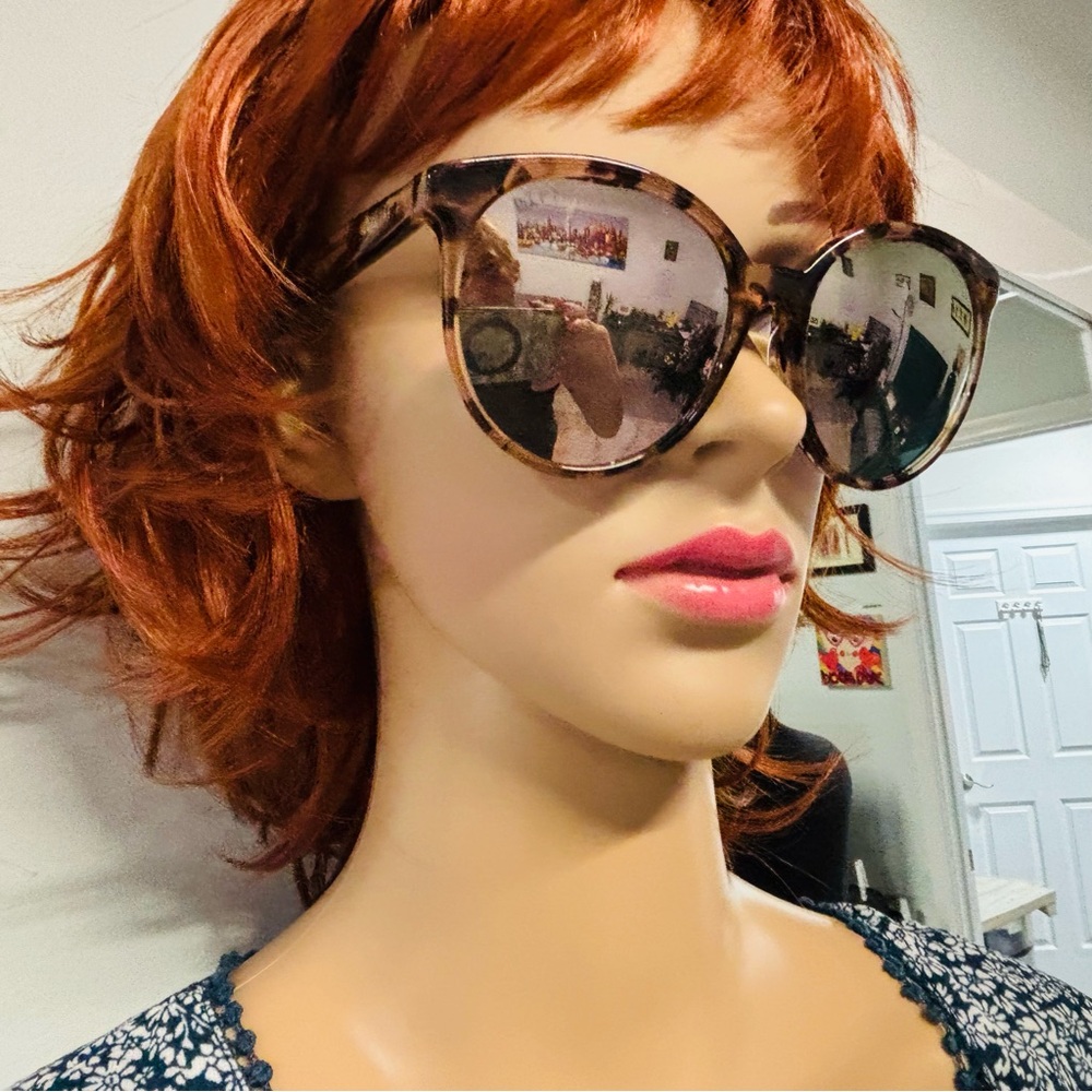 ❤️Make A Difference Cosmo Sunglasses w/ Case - Picture 7 of 9